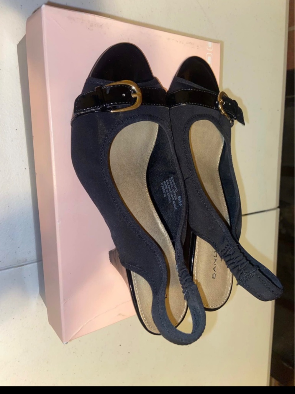Bandolino Ryker women's slingback peep-toe pumps in black with a gold buckle 6.5 - Picture 4 of 4